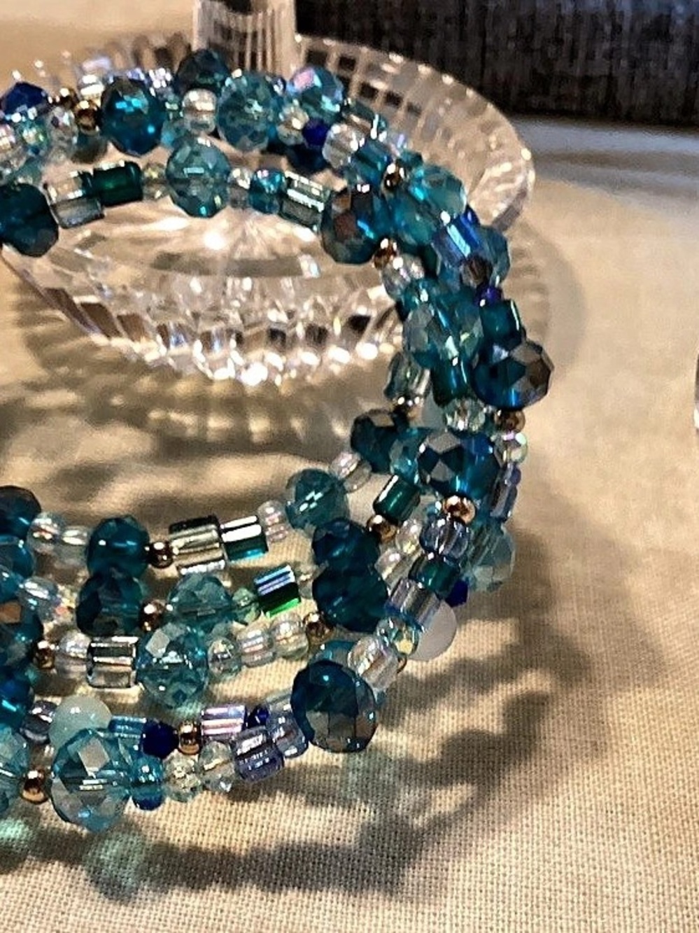 NWOT. Beautiful Shades of Blue Memory Wire Wrapping Bracelet